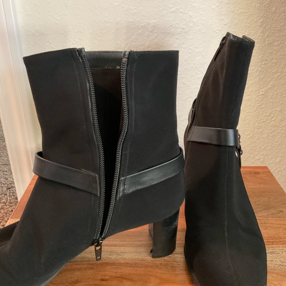 EUC, Stuart Weitzman, Gor-Tex Black Pointed Toe Ankle Boots, Sz 9.5, MSRP $300+ - Picture 7 of 7